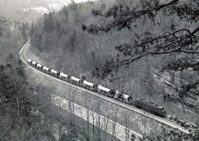 Train de clinker Reuchenette – Bienne – Lausen – Bâle – Delémont – Sonceboz – Reuchenette, au retour dans les gorges de Court, avec une Ae 4/7. Années 1980.