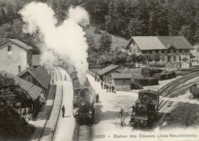 Les Convers à l’époque du JN, avec les Ec 3/4 148 et 154. À droite, les voies en direction de Renan.